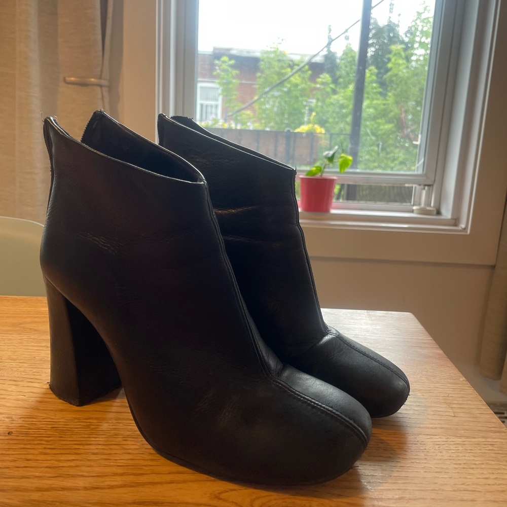 L’intervalle - black leather heeled boot in 38
